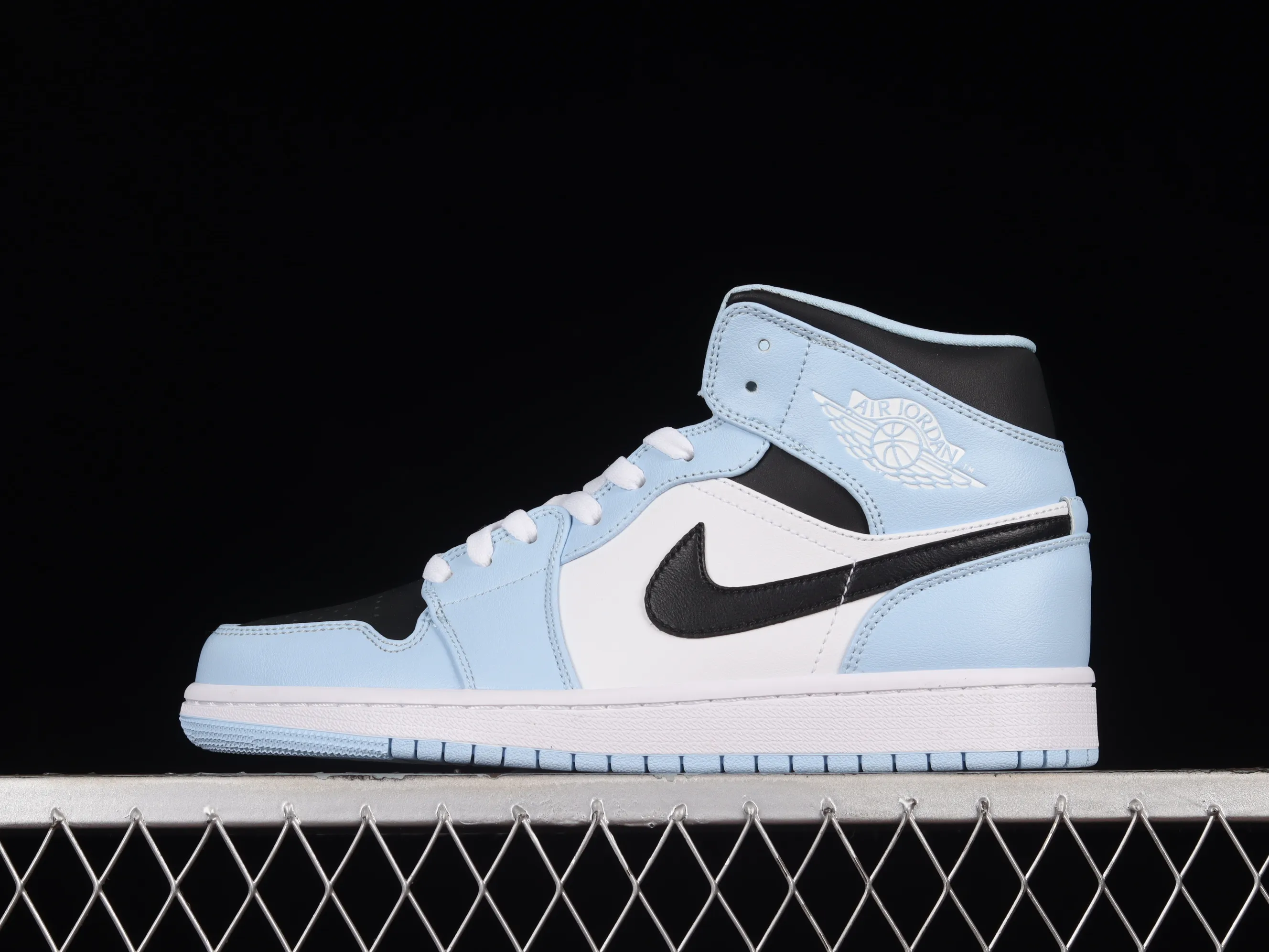 All Categories Air Jordan Jordan Series Basketball Shoes Air Jordan 1 Mid Air Jordan 1 Mid "University Blue" AJ1 Joe 1 Fresh Blue China Basketball Shoes 555112-401